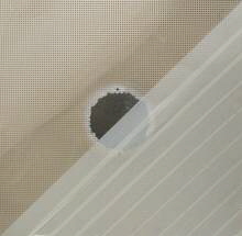 Deckenreinigung, Metallplatte vorher